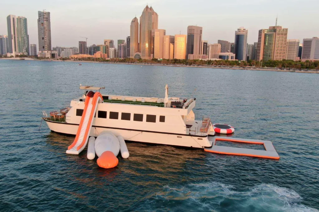 Butinah Boat – overnight stay in Abu Dhabi (2)